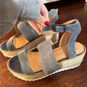 Navy wedges 
Size 8.5
Suede